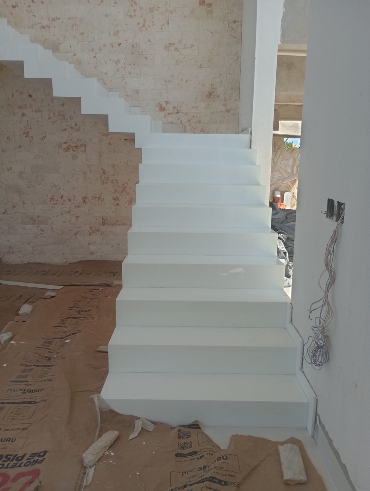 Escada pintada em branco fosco com piso protegido